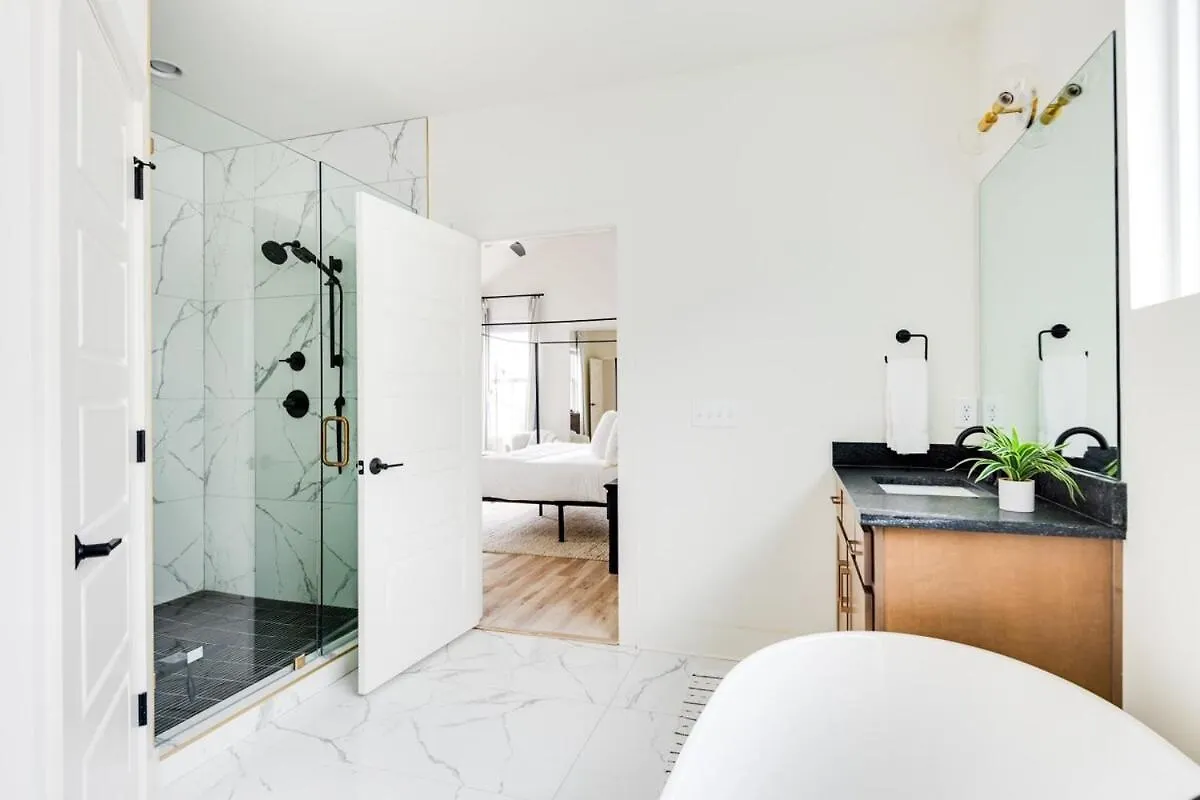 The Ashland House - Stylish Design, Backyard Oasis Villa Nashville