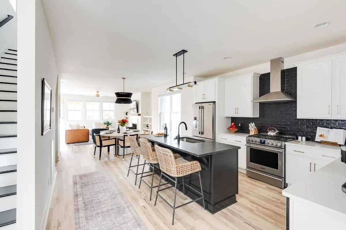 The Ashland House - Stylish Design, Backyard Oasis Villa Nashville